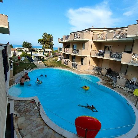 بينيتو Appartamento Con Piscina Green Bay Village المظهر الخارجي الصورة